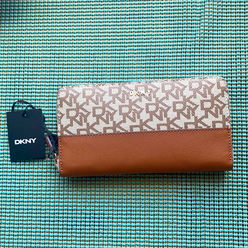 New With Tags DKNY Wristlet Wallet